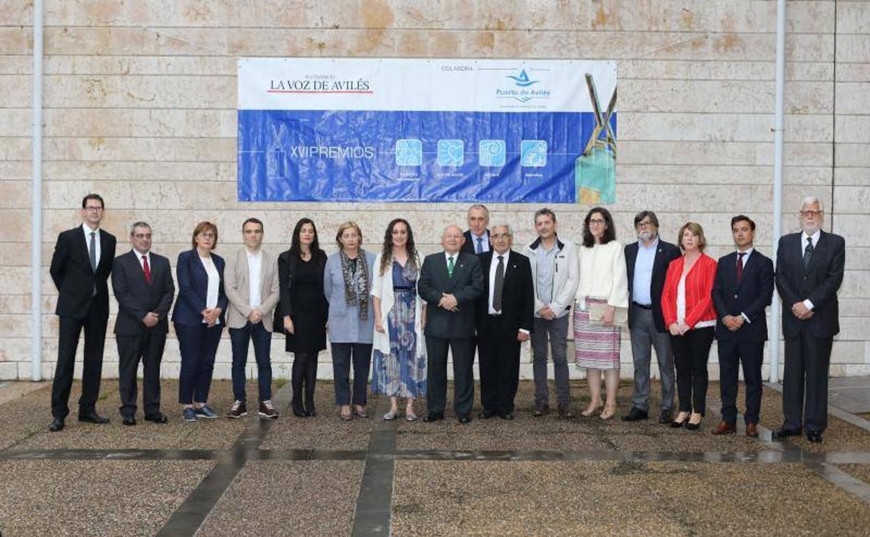 Goyo Ezama, director general de LA VOZ DE AVILÉS-EL COMERCIO; Marcelino Gutiérrez, director de LA VOZ-EL COMERCIO; Pilar Varela, consejera de Servicios y Derechos Sociales; Iván González, alcalde de Corvera; Yasmina Triguero, alcaldesa de Castrillón; Mariví Monteserín, alcaldesa de Avilés; la atleta Alba García; el presidente de Artes y Oficios; el consejero de Infraestructuras, Benigno Fernández Fano; el presidente en España de Secretariado Gitano y el de Asturias, Pedro Puente y Víctor Ordás; la jefa de Redacción de LA VOZ, Ruth Arias; el alcalde de Illas, Alberto Tirador; Celia Fernández, vicepresidenta de la Junta General del Principado; Alejandro Díaz, presidente del Grupo Baldajos; y Juan Wes, exdirector de LA VOZ DE AVILÉS.