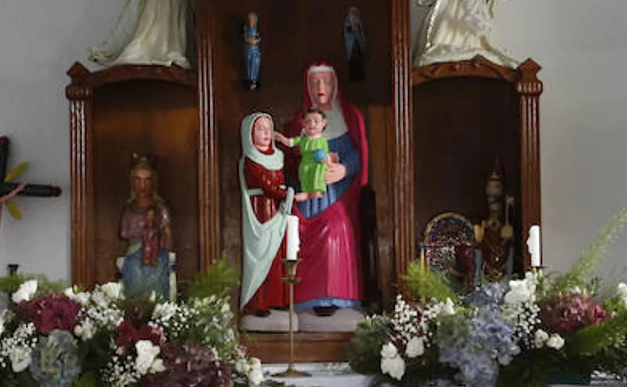 El altar con las figuras tal y como quedaron después de la restauración. 