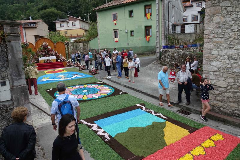 Las alfombras florales cubrieron las calles de la localidad llanisca de Cue, que ha celebrado la fiesta de la Sacramental. El disparo de 5.400 voladores puso el broche a la celebración.