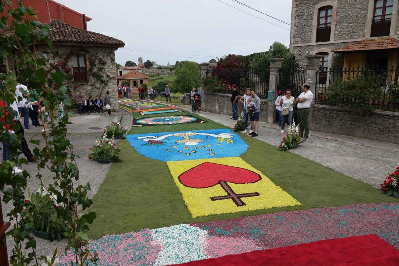 Las alfombras florales cubrieron las calles de la localidad llanisca de Cue, que ha celebrado la fiesta de la Sacramental. El disparo de 5.400 voladores puso el broche a la celebración.