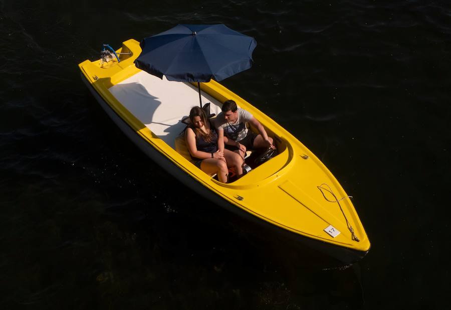 Una pareja disfruta del calor sobre una barca eléctrica en el río Danubio, en Viena.