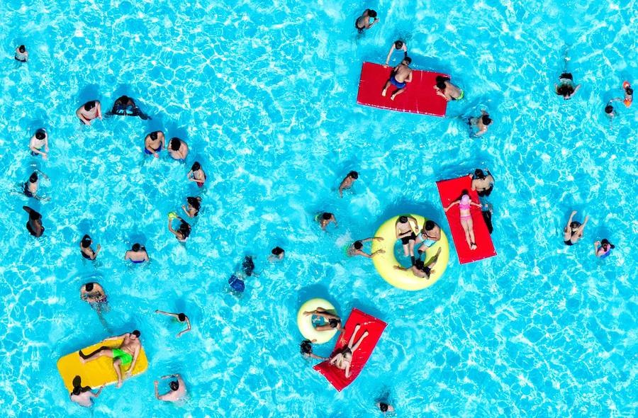 La gente se refresca en una piscina en Hannover, Alemania occidental.