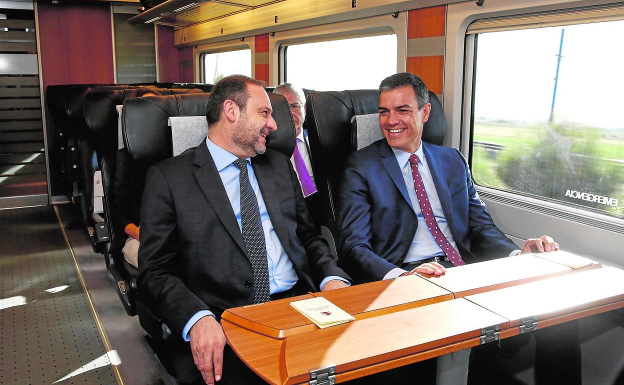 El presidente Pedro Sánchez, en el viaje inaugural con el ministro José Luis Ábalos. 