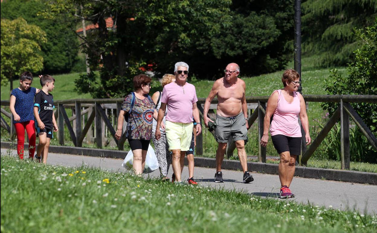 Diez personas atendidas por golpes de calor en Asturias, donde se superan los 30 grados