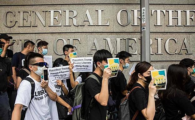 Manifestantes pasan por delante del Consulado de EE UU en Hong Kong.