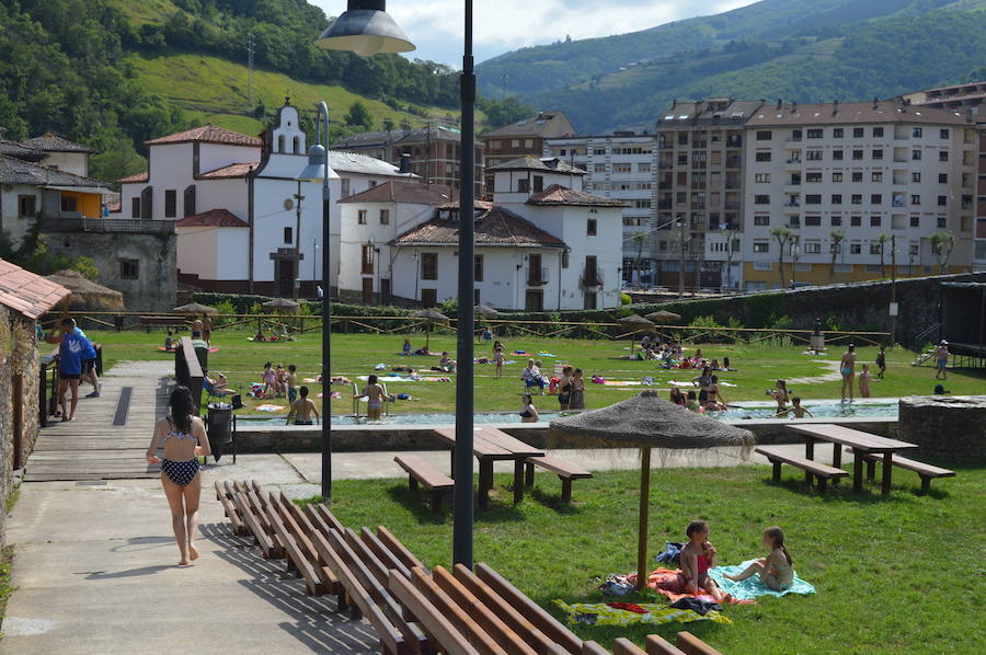 Los asturianos aprovechan el calor que a lo largo de este jueves remitirá para dar paso de nuevo a las nubes.