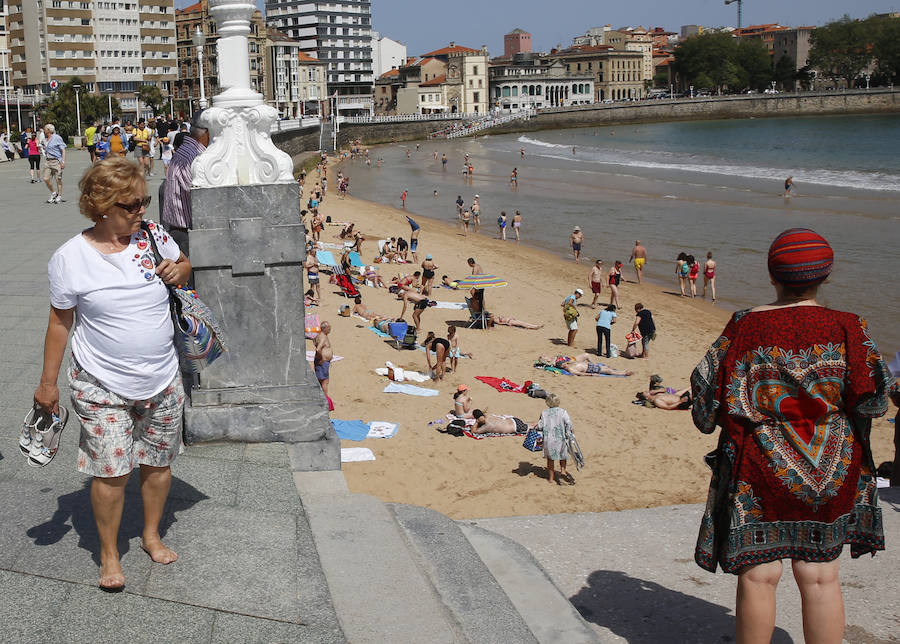 Los asturianos aprovechan el calor que a lo largo de este jueves remitirá para dar paso de nuevo a las nubes.