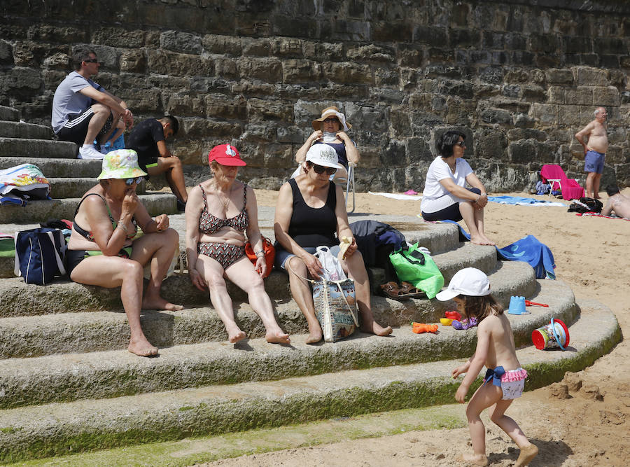 Los asturianos aprovechan el calor que a lo largo de este jueves remitirá para dar paso de nuevo a las nubes.