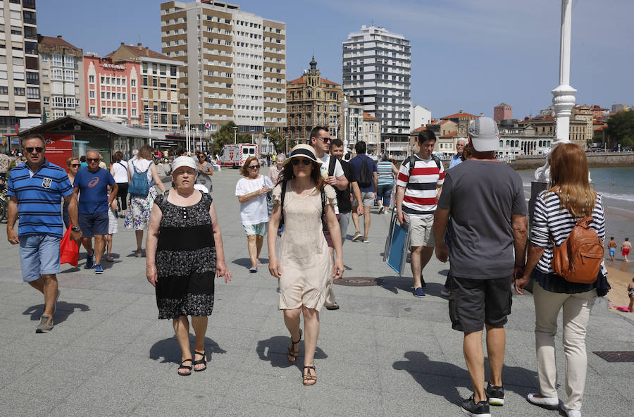 Los asturianos aprovechan el calor que a lo largo de este jueves remitirá para dar paso de nuevo a las nubes.