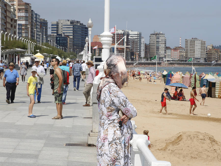 Los asturianos aprovechan el calor que a lo largo de este jueves remitirá para dar paso de nuevo a las nubes.