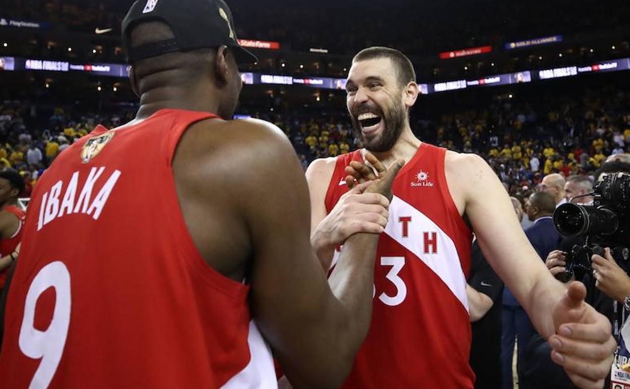 Marc Gasol celebra el anillo con Ibaka (i). 