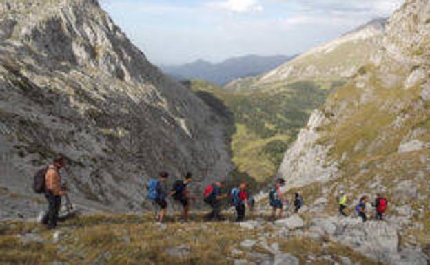 Bajando del  Pico Colines (Macizo de Ubiña)  hacia los Puertos de Agüeria en una excursión reciente.