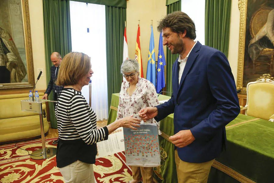 Un grupo de docentes jubilados durante el curso 2018/2019 recibió un caluroso homenaje en el salón de recepciones del Ayuntamiento de Gijón, donde estuvo presente la alcaldesa de la Gijón, Ana González, y varios concejales.