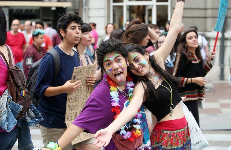 El colectivo LGTB toma las calles para defender la diversidad sexual y de género | El cambio de ubicación de la bandera arcoíris, «una decisión tomada deprisa y corriendo», enciende los ánimos de los centenares de manifestantes 