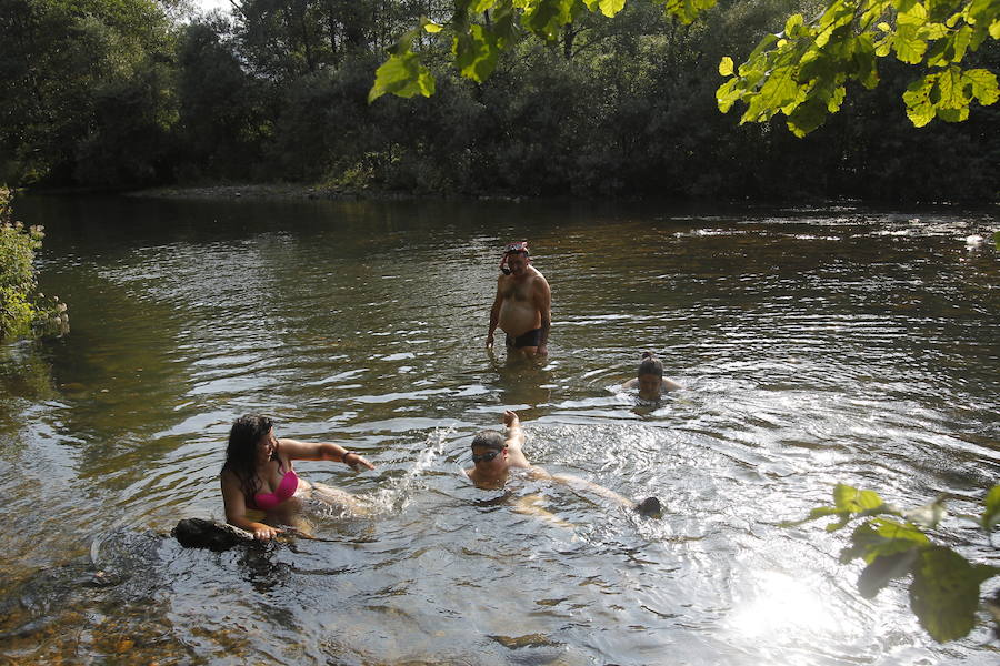 Playa fluvial en Trubia, en la zona de Peña del oro.