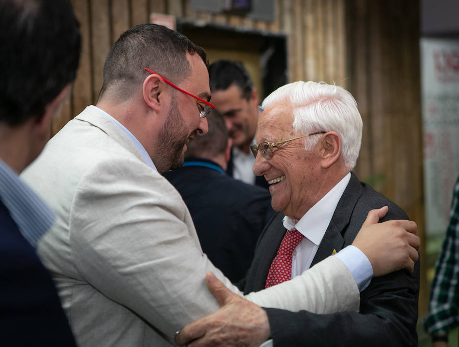 El expresidente del Gobierno José Luis Rodríguez Zapatero ha advertido al futuro jefe del Ejecutivo asturiano, Adrián Barbón, de que «tiene el listón alto» que le deja «un socialista distinto» como Javier Fernández,