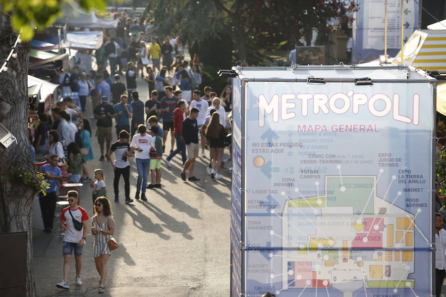 Orcos, vehículos de cine, rimas ante un auditorio enfervorizado, tatuajes, atracciones de feria, puestos de comida... El festival de ocio de Gijón abrió ayer diez días de diversión sin límites