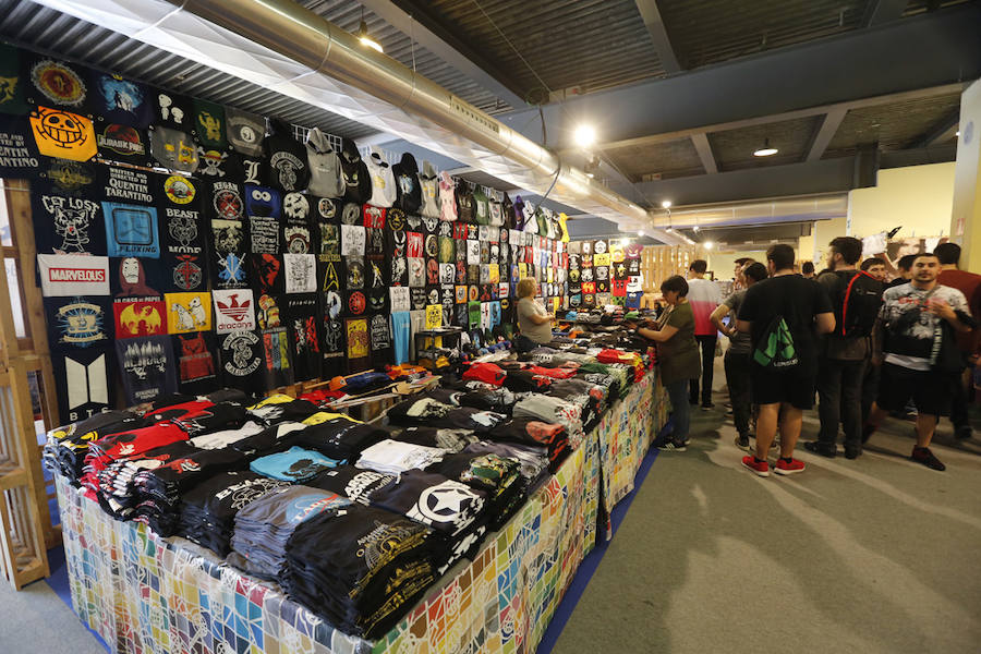 Orcos, vehículos de cine, rimas ante un auditorio enfervorizado, tatuajes, atracciones de feria, puestos de comida... El festival de ocio de Gijón abrió ayer diez días de diversión sin límites