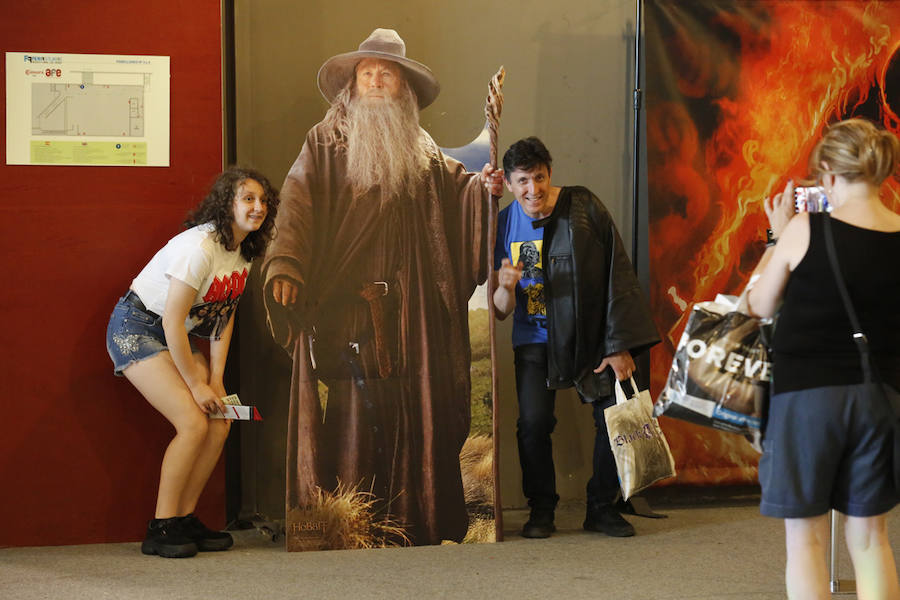 Orcos, vehículos de cine, rimas ante un auditorio enfervorizado, tatuajes, atracciones de feria, puestos de comida... El festival de ocio de Gijón abrió ayer diez días de diversión sin límites