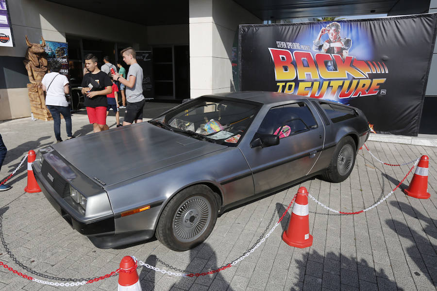 Orcos, vehículos de cine, rimas ante un auditorio enfervorizado, tatuajes, atracciones de feria, puestos de comida... El festival de ocio de Gijón abrió ayer diez días de diversión sin límites