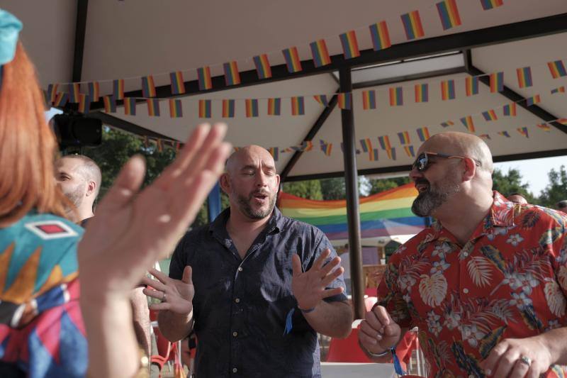 En Gijón el 'Orgullín del Norte' daba el pistoletazo de salida con el desfile gijonés que arrancó a las 17 horas del paseo de Begoña bajo el lema 'Ley integral trans ya'.