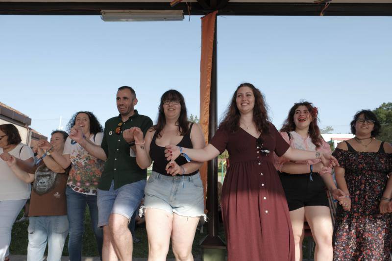 En Gijón el 'Orgullín del Norte' daba el pistoletazo de salida con el desfile gijonés que arrancó a las 17 horas del paseo de Begoña bajo el lema 'Ley integral trans ya'.