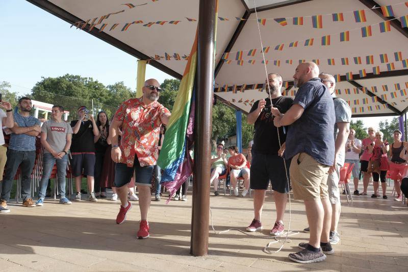 En Gijón el 'Orgullín del Norte' daba el pistoletazo de salida con el desfile gijonés que arrancó a las 17 horas del paseo de Begoña bajo el lema 'Ley integral trans ya'.