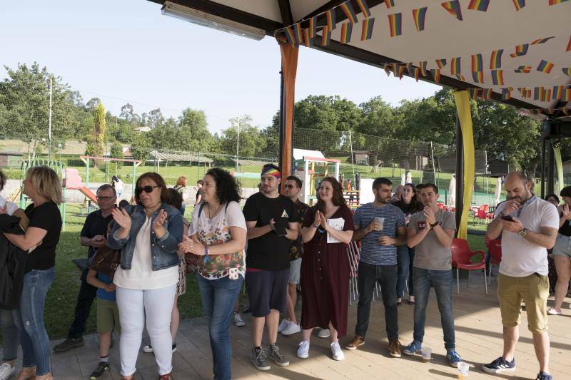 En Gijón el 'Orgullín del Norte' daba el pistoletazo de salida con el desfile gijonés que arrancó a las 17 horas del paseo de Begoña bajo el lema 'Ley integral trans ya'.