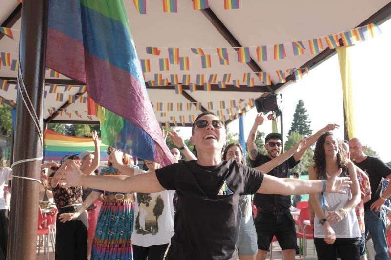 En Gijón el 'Orgullín del Norte' daba el pistoletazo de salida con el desfile gijonés que arrancó a las 17 horas del paseo de Begoña bajo el lema 'Ley integral trans ya'.