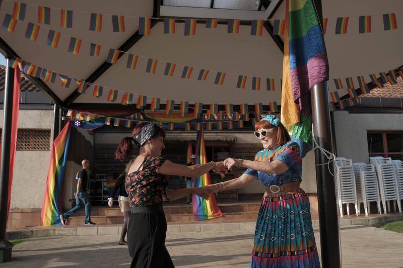 En Gijón el 'Orgullín del Norte' daba el pistoletazo de salida con el desfile gijonés que arrancó a las 17 horas del paseo de Begoña bajo el lema 'Ley integral trans ya'.