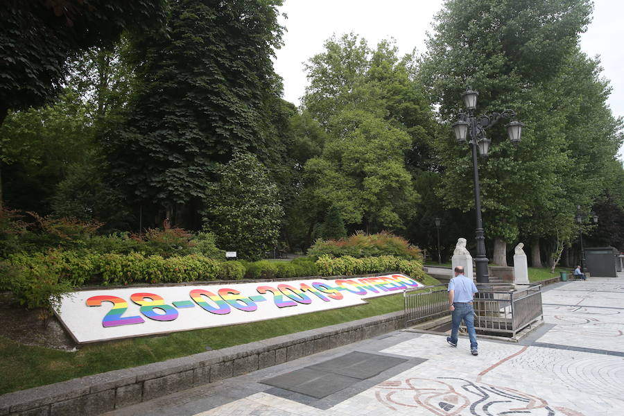 El Campo de San Francisco en Oviedo luce los colores del Día del Orgullo Gay.