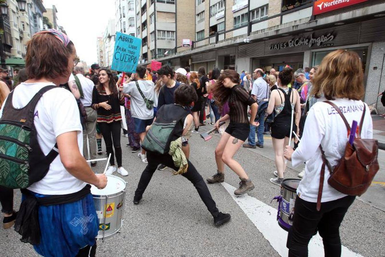 Cientos de personas participaron ayer en los distintos actos celebrados en Asturias con motivo del Día del Orgullo Gay. En Oviedo reivindicaron en una marcha un 'Orgullo Crítico' y a favor de la diversidad sexual.