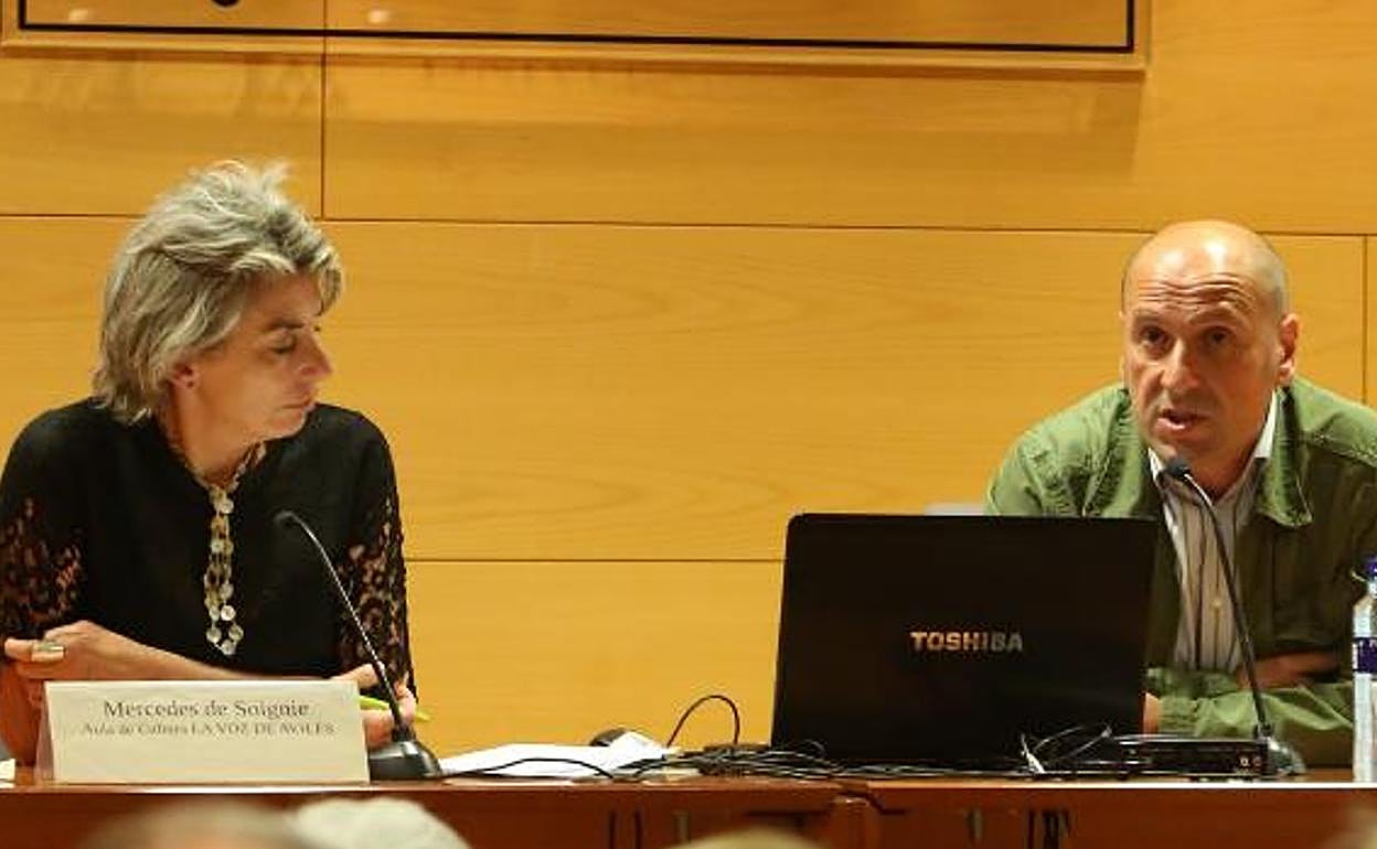 Varela se dirige al numeroso público bajo la mirada de Mercedes de Soignie. 