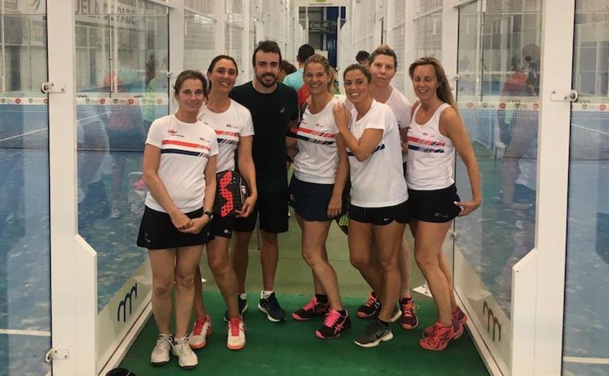 Fernando Alonso posa con las componentes del equipo de pádel del Club de Tenis de Gijón.