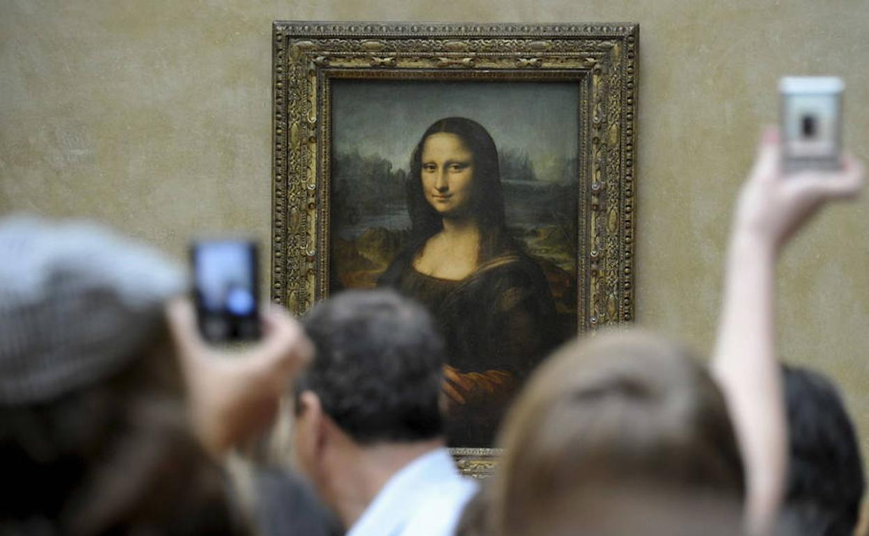 Los turistas abarrotan la sala donde se expone 'La Gioconda', en el museo del Louvre.