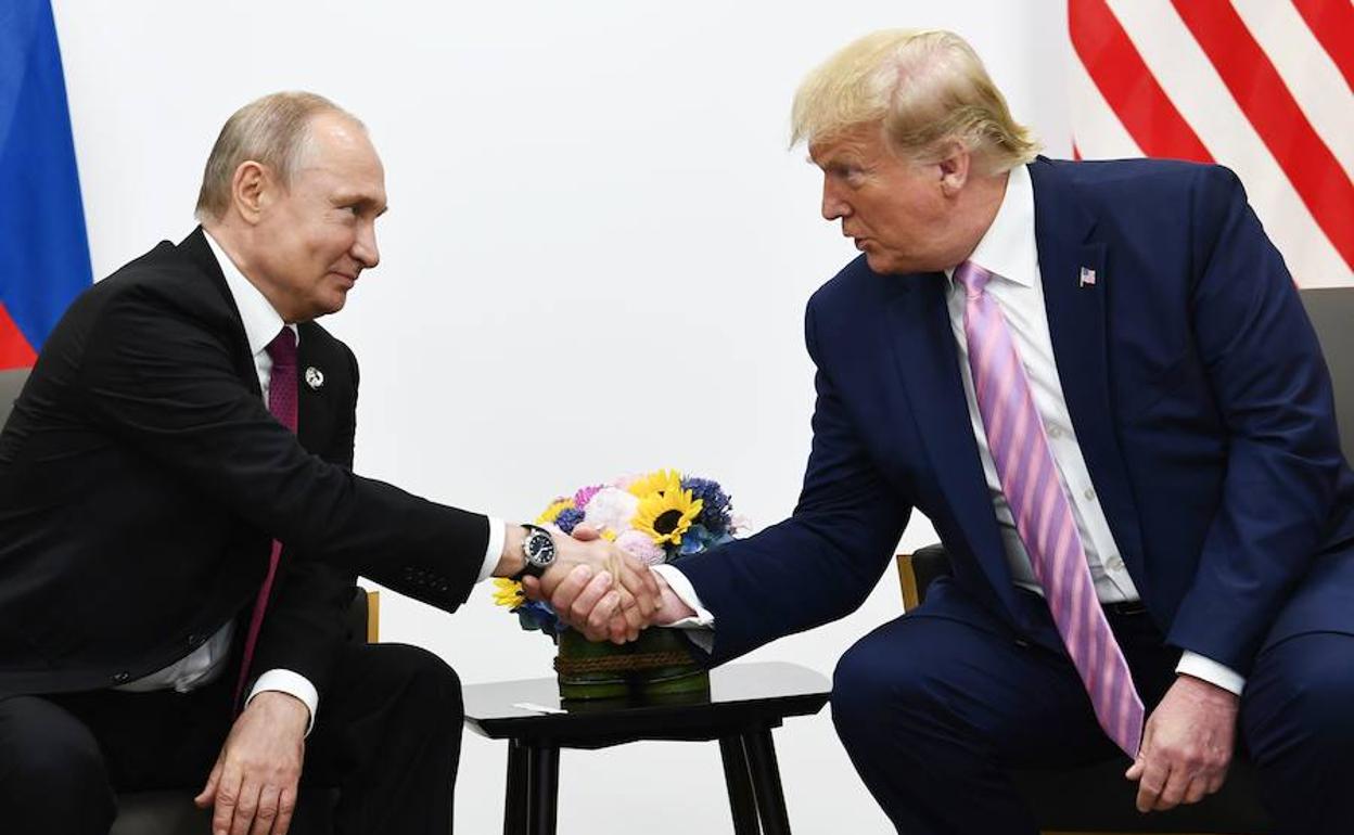 Vladimir Putin (i) y Donald Trump (d) se estrechan la mano durante la cumbre del G-20.