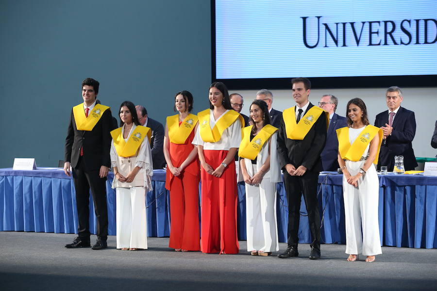 Al acto, celebrado en el Palacio de Congresos de la capital del Principado ha acudido el consejero de Sanidad Francisco del Busto. 