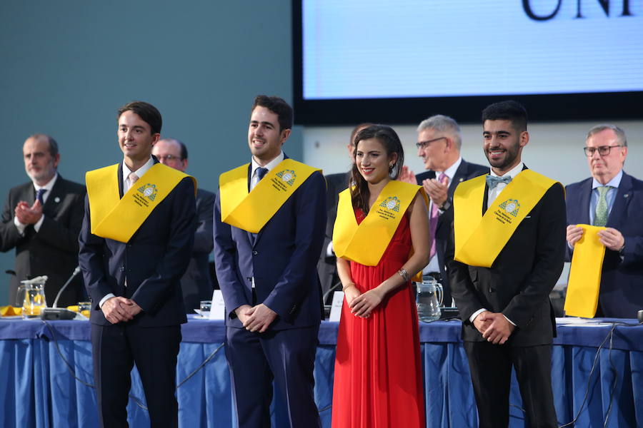 Al acto, celebrado en el Palacio de Congresos de la capital del Principado ha acudido el consejero de Sanidad Francisco del Busto. 