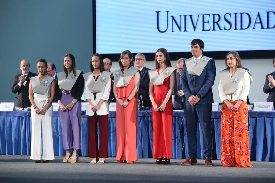 Al acto, celebrado en el Palacio de Congresos de la capital del Principado ha acudido el consejero de Sanidad Francisco del Busto. 