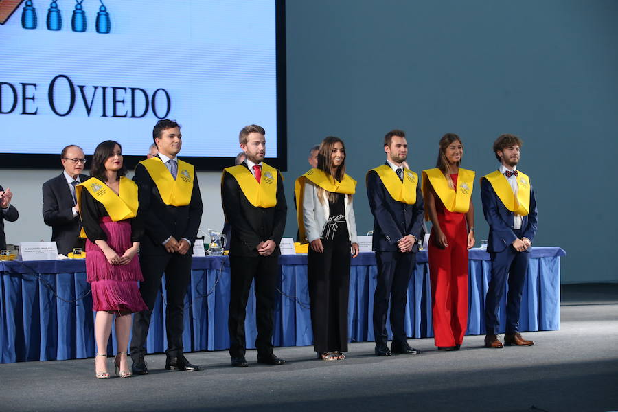 Al acto, celebrado en el Palacio de Congresos de la capital del Principado ha acudido el consejero de Sanidad Francisco del Busto. 