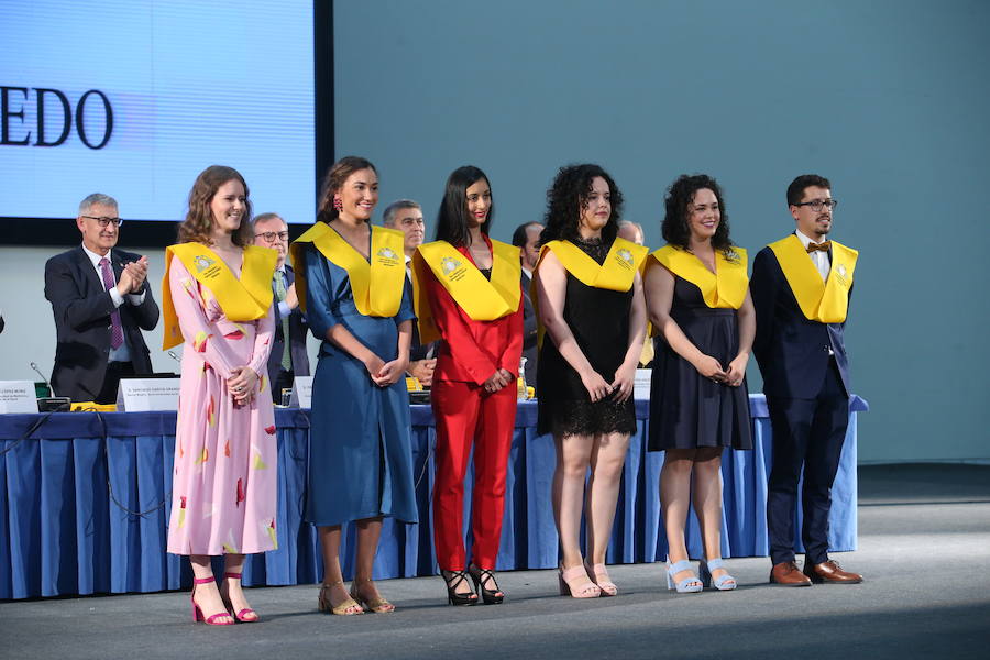 Al acto, celebrado en el Palacio de Congresos de la capital del Principado ha acudido el consejero de Sanidad Francisco del Busto. 