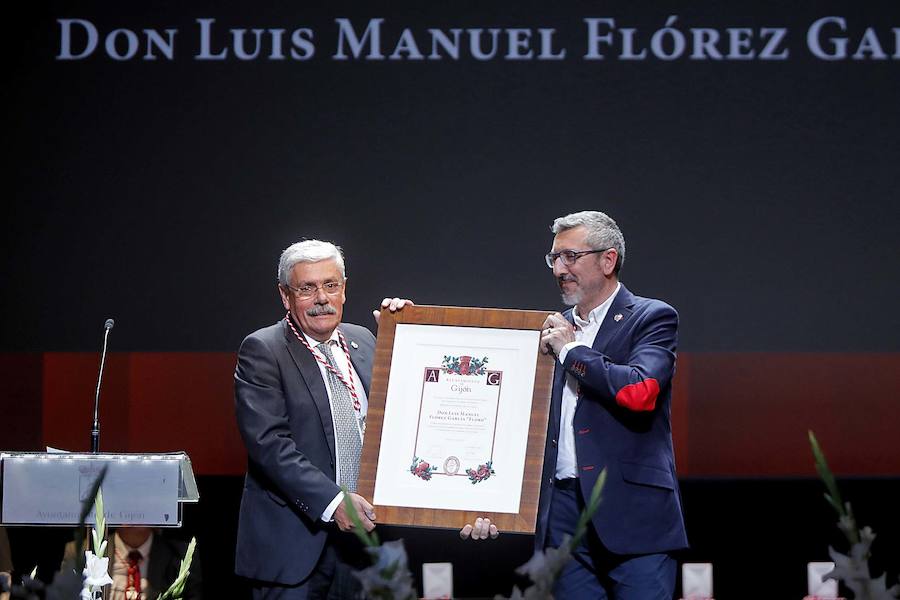 Las distinciones se entregron a Vicente Álvarez Areces, como hijo predilecto a título póstumo; al Hospital Universitario de Cabueñes, Medalla de Oro; a Tita Caravera, a Soledad Lafuente, a Sara Menéndez, a Luis Manuel Flórez y a Luis Miguel Piñera, Medallas de Plata