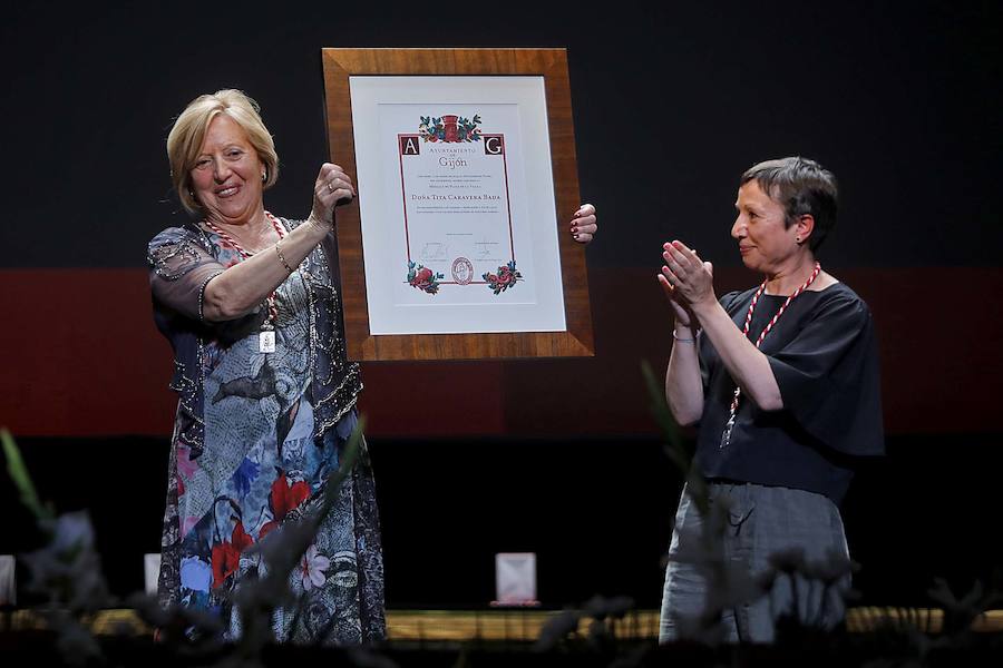 Las distinciones se entregron a Vicente Álvarez Areces, como hijo predilecto a título póstumo; al Hospital Universitario de Cabueñes, Medalla de Oro; a Tita Caravera, a Soledad Lafuente, a Sara Menéndez, a Luis Manuel Flórez y a Luis Miguel Piñera, Medallas de Plata