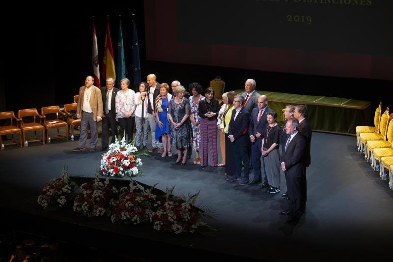 Los galardonados posan en el Teatro Jovellanos de Gijón. 