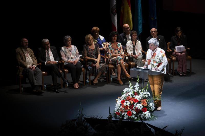 Los galardonados posan en el Teatro Jovellanos de Gijón. 