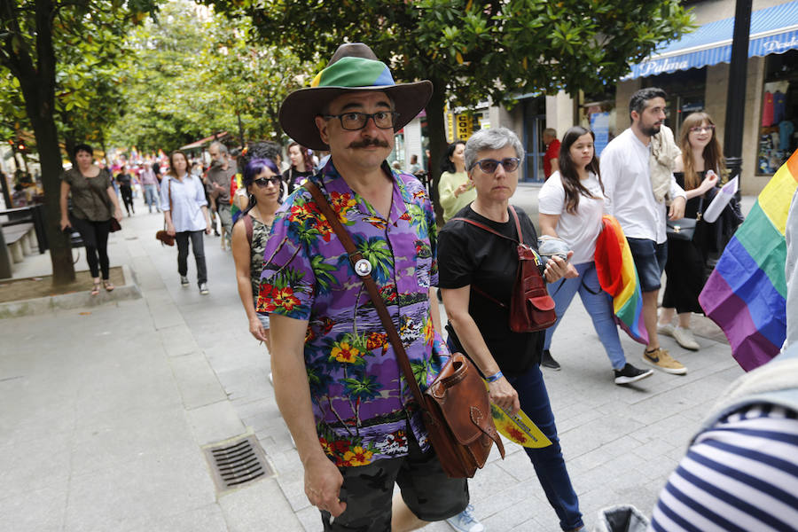 La ciudad acogió este sábado un multitudinario y colorido desfile en defensa de los derechos del colectivo LGTB