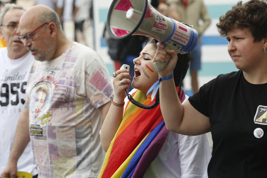 La ciudad acogió este sábado un multitudinario y colorido desfile en defensa de los derechos del colectivo LGTB