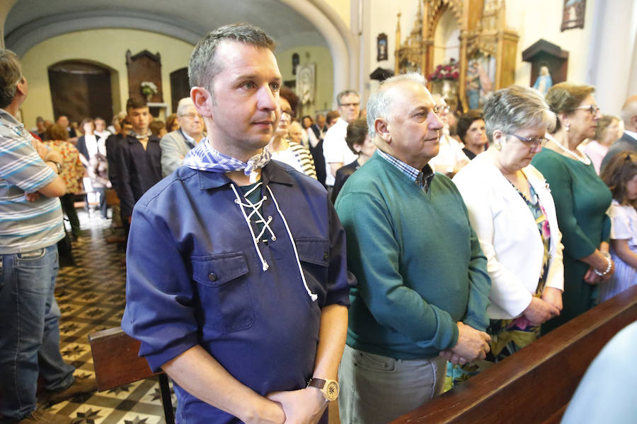 Cesáreo Marqués tomó la voz cantante y antes de comenzar su pregón quiso dedicar unas palabras al joven pixueto asesinado en las fiestas de La Florida en Oviedo. «Seguro que estarás escuchando L'Amuravela junto a San Pedro». Marqués pidio justicia, y paciencia a los vecinos por esta muerte injusta llena de rabia.