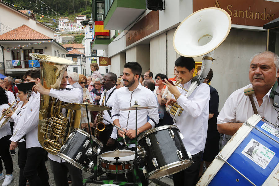 Cesáreo Marqués tomó la voz cantante y antes de comenzar su pregón quiso dedicar unas palabras al joven pixueto asesinado en las fiestas de La Florida en Oviedo. «Seguro que estarás escuchando L'Amuravela junto a San Pedro». Marqués pidio justicia, y paciencia a los vecinos por esta muerte injusta llena de rabia.