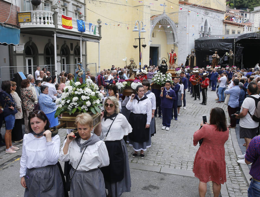 Cesáreo Marqués tomó la voz cantante y antes de comenzar su pregón quiso dedicar unas palabras al joven pixueto asesinado en las fiestas de La Florida en Oviedo. «Seguro que estarás escuchando L'Amuravela junto a San Pedro». Marqués pidio justicia, y paciencia a los vecinos por esta muerte injusta llena de rabia.